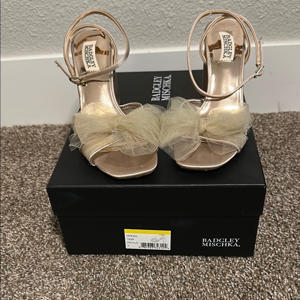 Badgley Mischka Tess Gold Heels with Bow Accent size 7